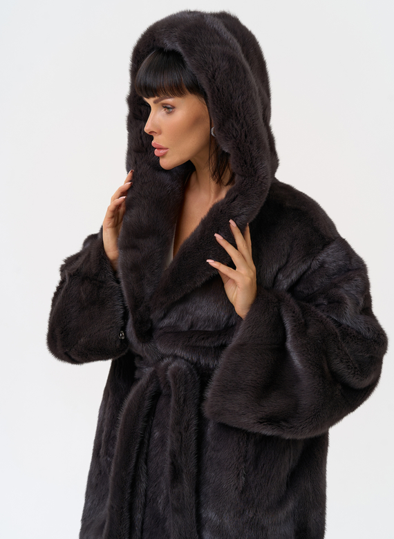 Женская шуба из меха норки с капюшоном 