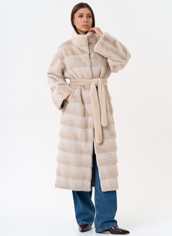 Женское пальто из эко меха с воротником стойкой