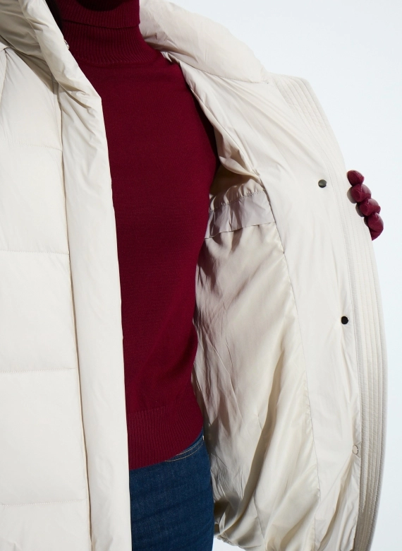 Женский пуховик с капюшоном фото