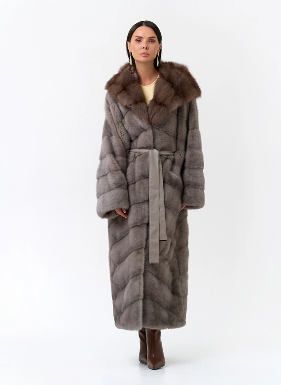 Длинная шуба из меха норки с капюшоном из меха куницы фото