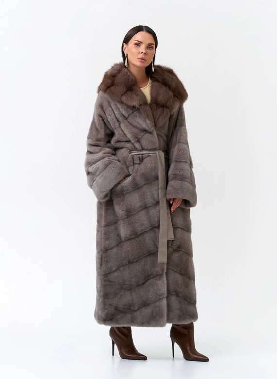 Длинная шуба из меха норки с капюшоном из меха куницы фото