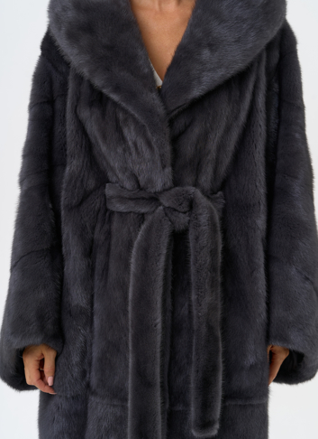 Женская шуба из меха норки с капюшоном 