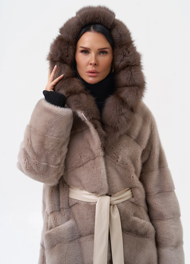 Длинная шуба из норки с капюшоном из меха куницы модель № 28128 универмаг малина фото