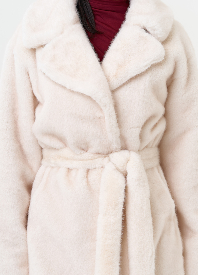 Женское пальто из эко меха молочного цвета модель № 31233 универмаг малина