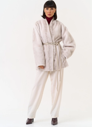Светлая шуба из эко меха
