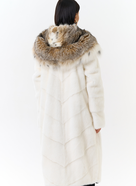 Белая шуба из норки с рысью