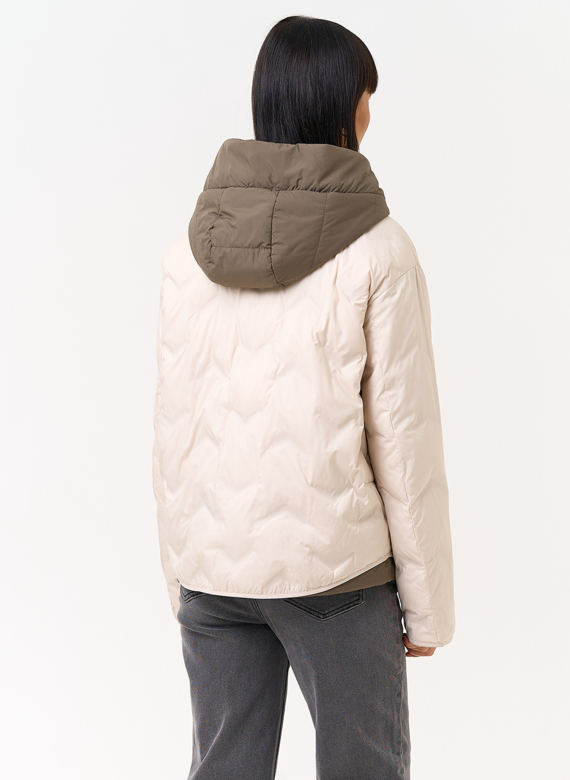 Женская куртка с контрастным капюшоном