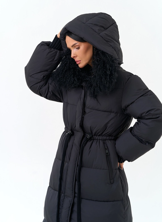 Женский пуховик с отделкой на капюшоне из меха ламы фото