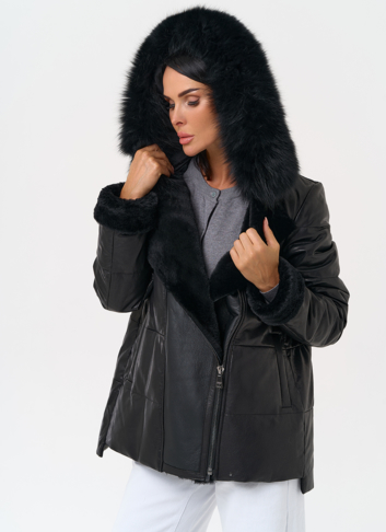 Короткий пуховик из натуральной кожи с капюшоном