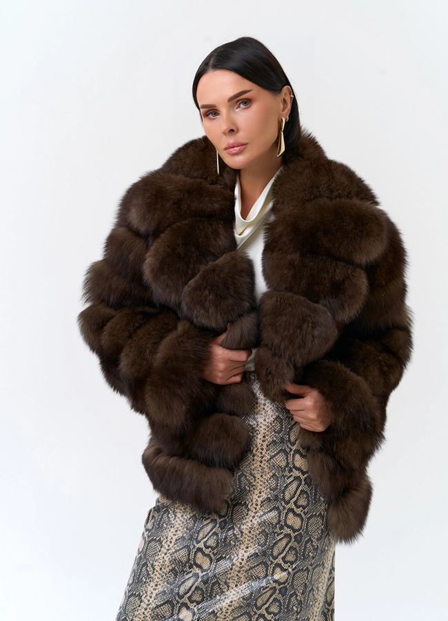 фото Короткая шуба из меха песца с английским воротником модель № 33759