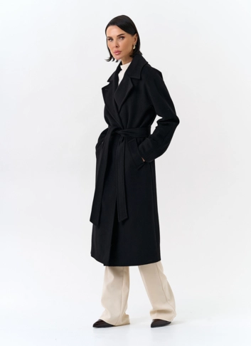 Женское пальто с английским воротником