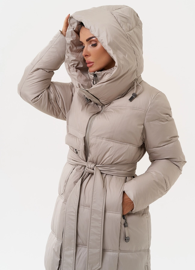 Длинный женский пуховик в бежевом цвете модель № 31292 универмаг малина