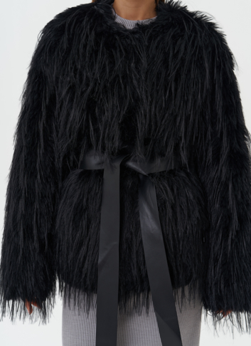 Женская шуба под эко страуса черного цвета