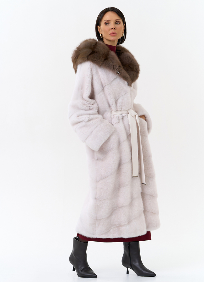 Белая шуба из меха норки с капюшоном из меха куницы модель № 28669 в рассрочку